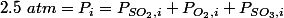 \left\{ \begin{array}{lc}&nbsp;&nbsp;2.5~atm=P_i=P_{SO_2,i}+P_{O_2,i}+P_{SO_3,i}&nbsp;&nbsp;\\ 2~atm=P_f=P_{SO_2,f}+P_{O_2,f}+P_{SO_3,f} \\ \frac{n(j)}{n_{tot}}=\frac{P_j}{P_{tot}} \text{ avec } j=SO_2, O_2, SO_3 \end{array} \right.