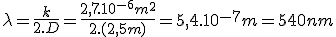 \lambda=\frac{k}{2.D}=\frac{2,7.10^{-6}m^2}{2.(2,5m)}=5,4.10^{-7}m=540nm